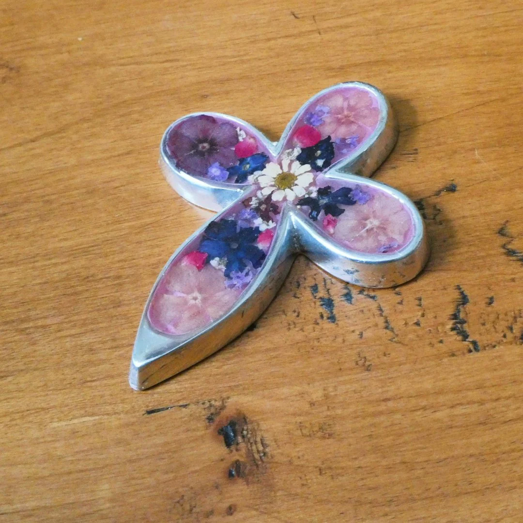 Clover Small Cross w/ Pressed Flowers 3.5" - Image 5