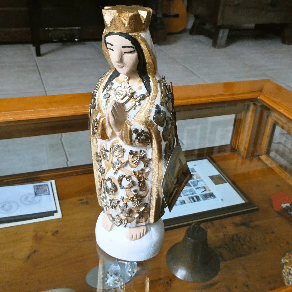 Our Lady of Fatima Wood Statue with Milagros 10-inch - Image 4