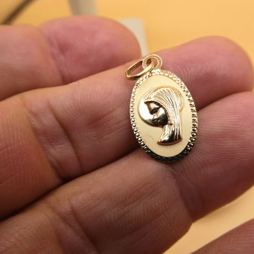Medalla de la Virgen Niña en Oro (14k Gold) Oval 0.4" x 0.8" - Image 3